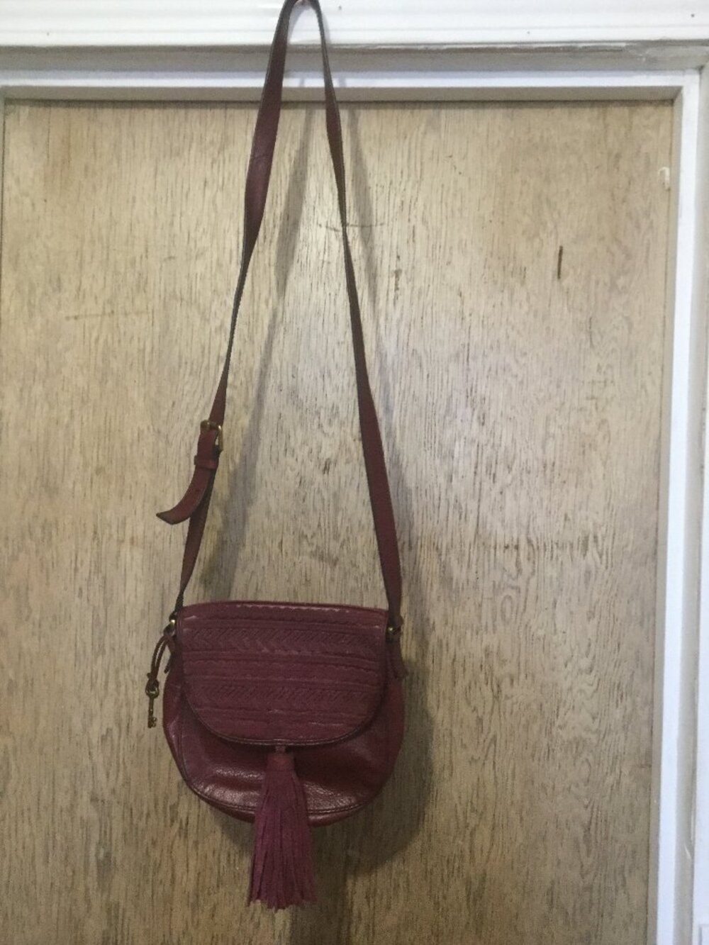 Fossil burgundy colored crossbody purse in excellent used condition has the key